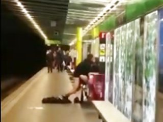 Pareja follando en el metro de Barcelona 25.04.2016