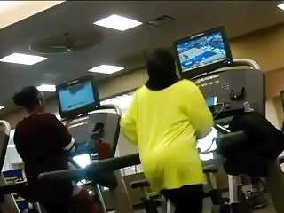 Candid Phat ass Arabic hot lady workout p1