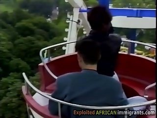Afrikanische Babe wird bei Riesenrad gepumpt