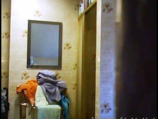 La mia nonna catturato da telecamera spia nel bagno