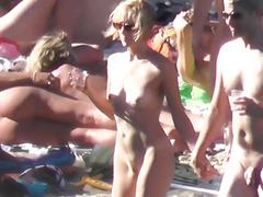 裸体情侣金发女子胸部展示海滩