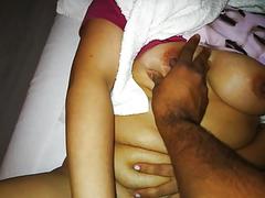 Thai massage lady cho handjob indian cock và fingering