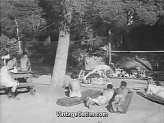 ティーン・ヌーディスト、楽しい時間を過ごす（1930年代ビンテージ）