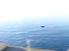 Deniz kenarinda vurduruyor türk