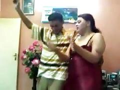 Berger arabe dansant dans la maison des putains