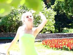 可愛的俄羅斯女孩安吉拉在花園裡裸體