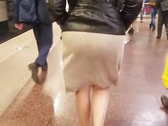 Big MILF's ass in grey skirt