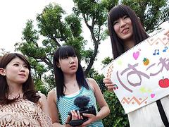Tři japonští dospívající sání chlupaté péro v autě
