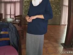 Арабската гладна жена получава храна и се побърква