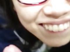 Söt kinesisk glasögon flicka bj i toliet