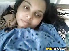 Indiske teenager afslører hendes bryster