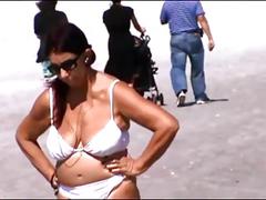 Spy Beach Äldre med hårda bröstvårtor Moms