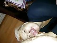 Una mamma matura bionda russa succhia un giovane cazzo
