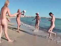 Praia de nudismo - quatro adolescentes jogar voleibol