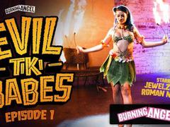 BurningAngel Barmaid Jewelz Blu offre una performance Tiki hot
