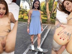 Getatoeëerde skatermeisje Vanessa Vega in skateboarden en squirten in het openbaar