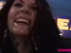 SuperSexy Teen Babe folla dentro de Ikea, obtiene un facial desordenado y hace épicos espermara de esperma - Party Jule